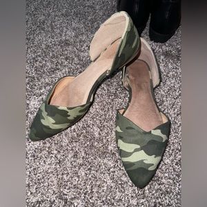 Old Navy Camo Flats Size 9